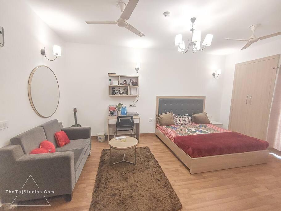 Top Luxury & Couple Friendly Stay Gp By Taj Suites & Studios #New Year Party & Stay โนอิดา ภายนอก รูปภาพ