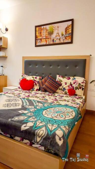 Top Luxury & Couple Friendly Stay Gp By Taj Suites & Studios #New Year Party & Stay โนอิดา ภายนอก รูปภาพ