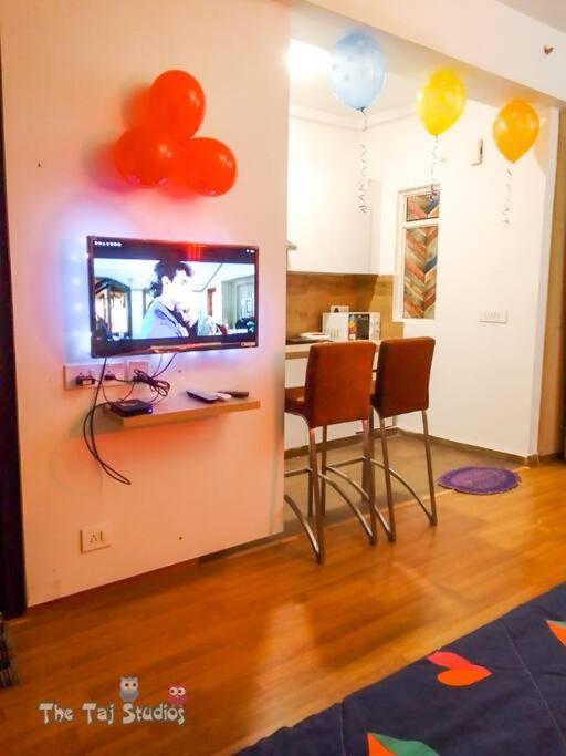 Top Luxury & Couple Friendly Stay Gp By Taj Suites & Studios #New Year Party & Stay โนอิดา ภายนอก รูปภาพ