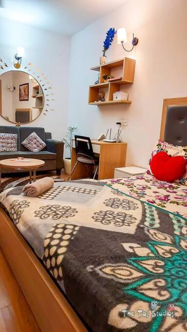 Top Luxury & Couple Friendly Stay Gp By Taj Suites & Studios #New Year Party & Stay โนอิดา ภายนอก รูปภาพ