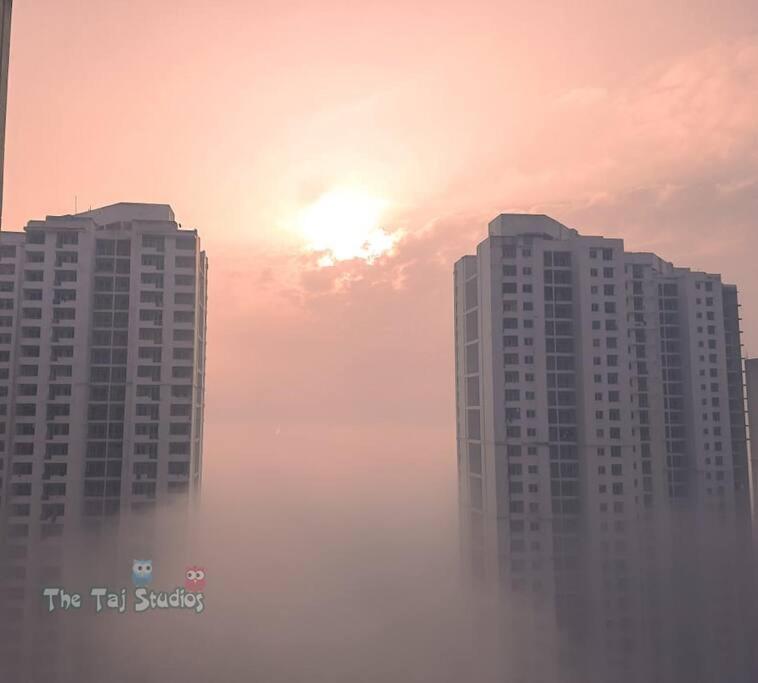 Top Luxury & Couple Friendly Stay Gp By Taj Suites & Studios #New Year Party & Stay โนอิดา ภายนอก รูปภาพ