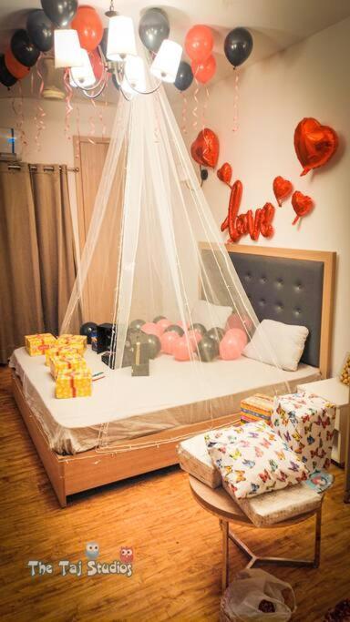 Top Luxury & Couple Friendly Stay Gp By Taj Suites & Studios #New Year Party & Stay โนอิดา ภายนอก รูปภาพ