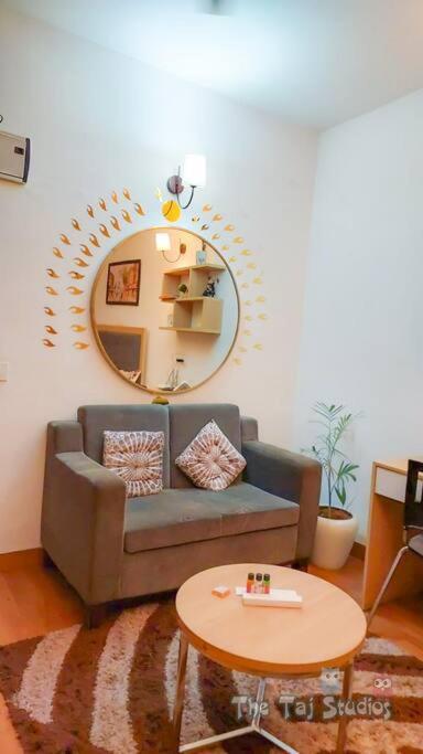 Top Luxury & Couple Friendly Stay Gp By Taj Suites & Studios #New Year Party & Stay โนอิดา ภายนอก รูปภาพ