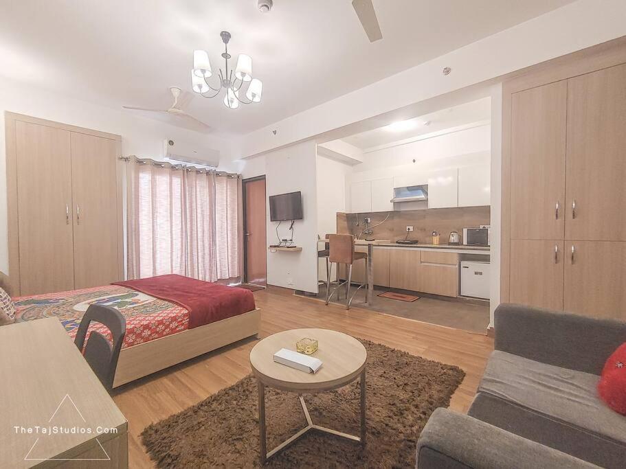 Top Luxury & Couple Friendly Stay Gp By Taj Suites & Studios #New Year Party & Stay โนอิดา ภายนอก รูปภาพ