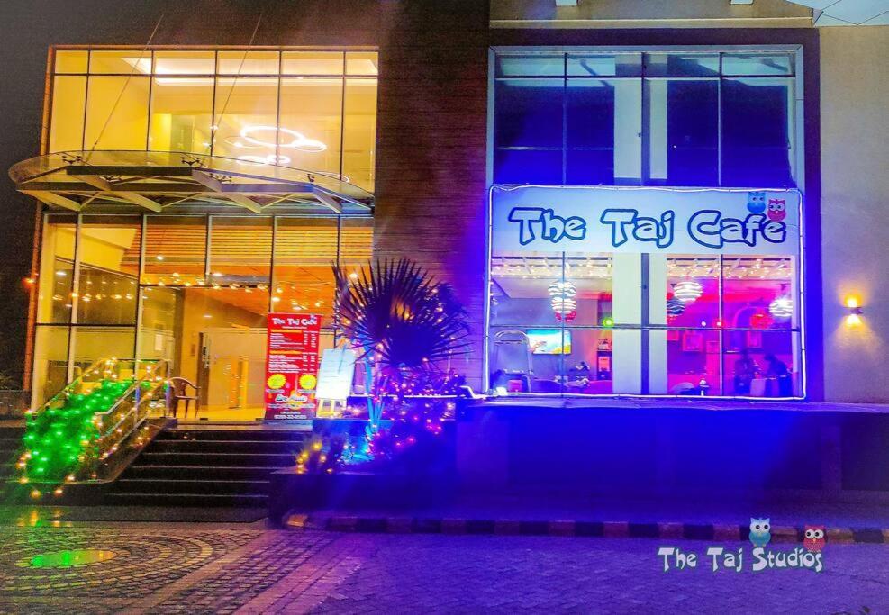 Top Luxury & Couple Friendly Stay Gp By Taj Suites & Studios #New Year Party & Stay โนอิดา ภายนอก รูปภาพ