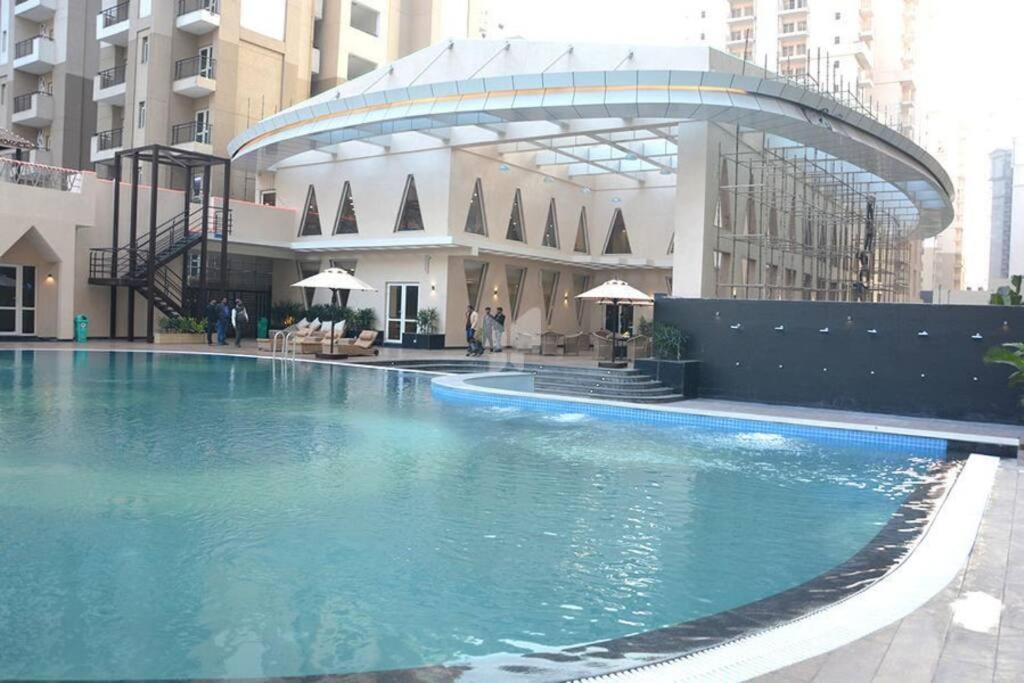 Top Luxury & Couple Friendly Stay Gp By Taj Suites & Studios #New Year Party & Stay โนอิดา ภายนอก รูปภาพ