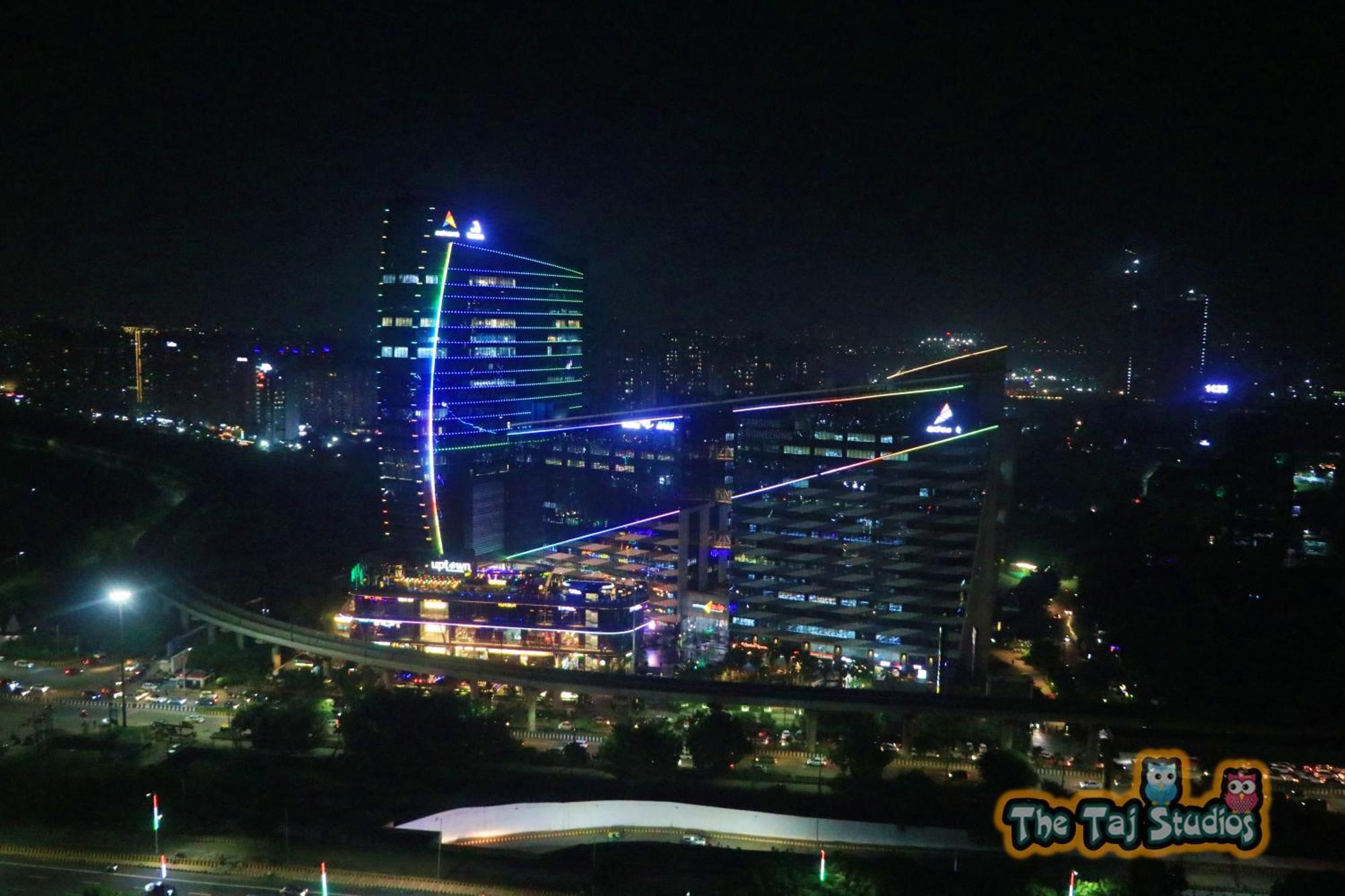 Top Luxury & Couple Friendly Stay Gp By Taj Suites & Studios #New Year Party & Stay โนอิดา ภายนอก รูปภาพ