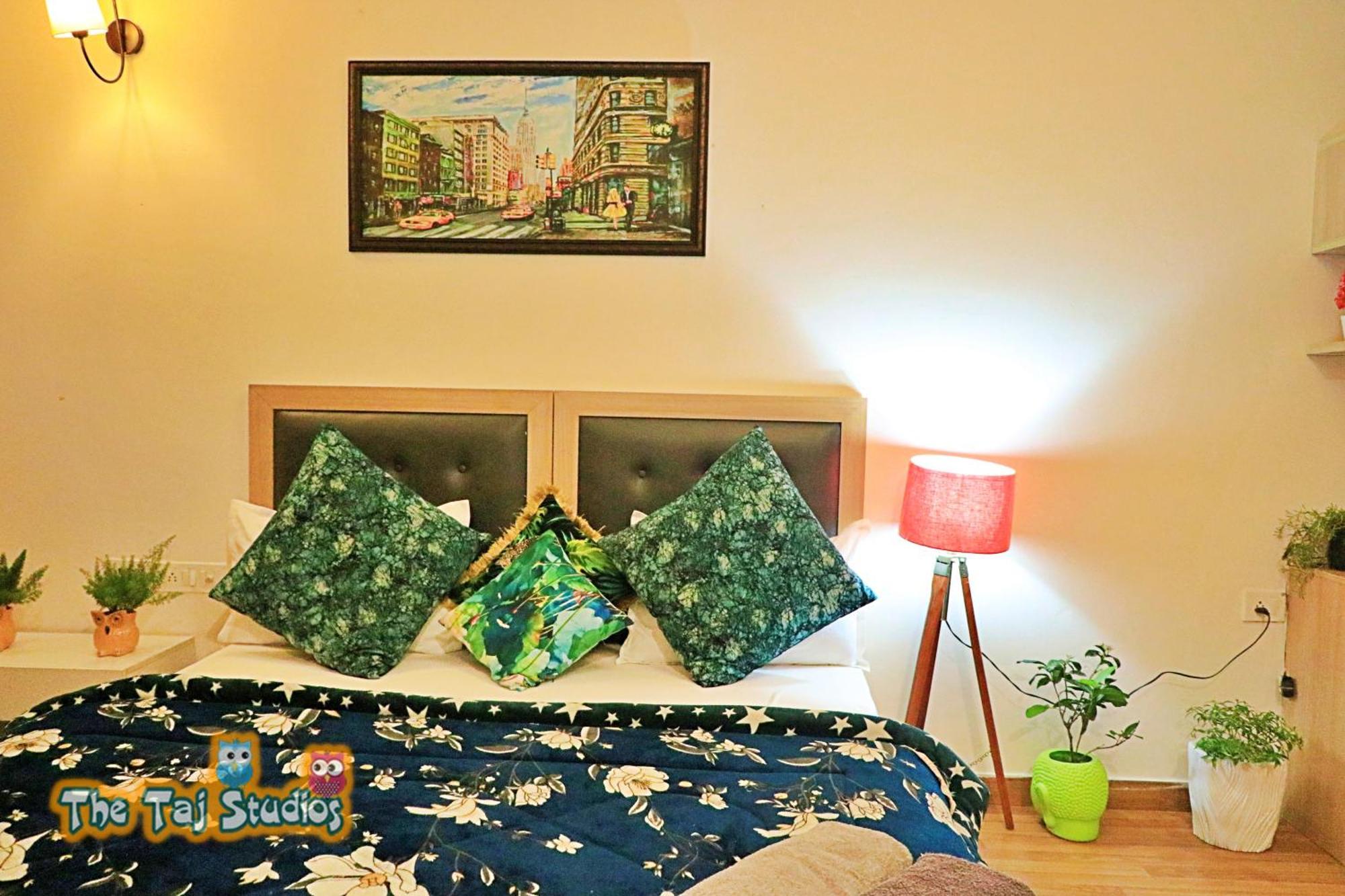 Top Luxury & Couple Friendly Stay Gp By Taj Suites & Studios #New Year Party & Stay โนอิดา ภายนอก รูปภาพ