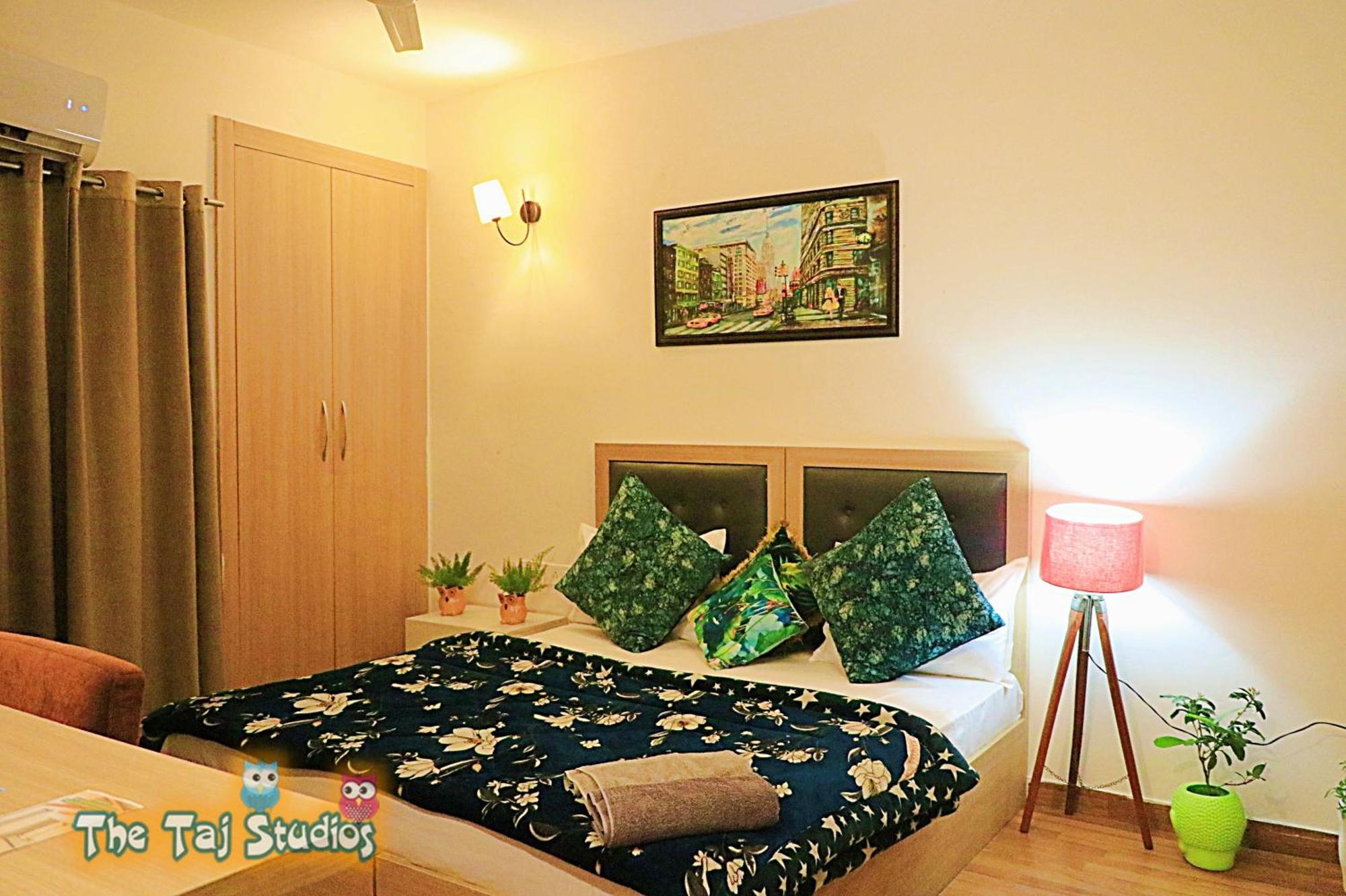 Top Luxury & Couple Friendly Stay Gp By Taj Suites & Studios #New Year Party & Stay โนอิดา ภายนอก รูปภาพ