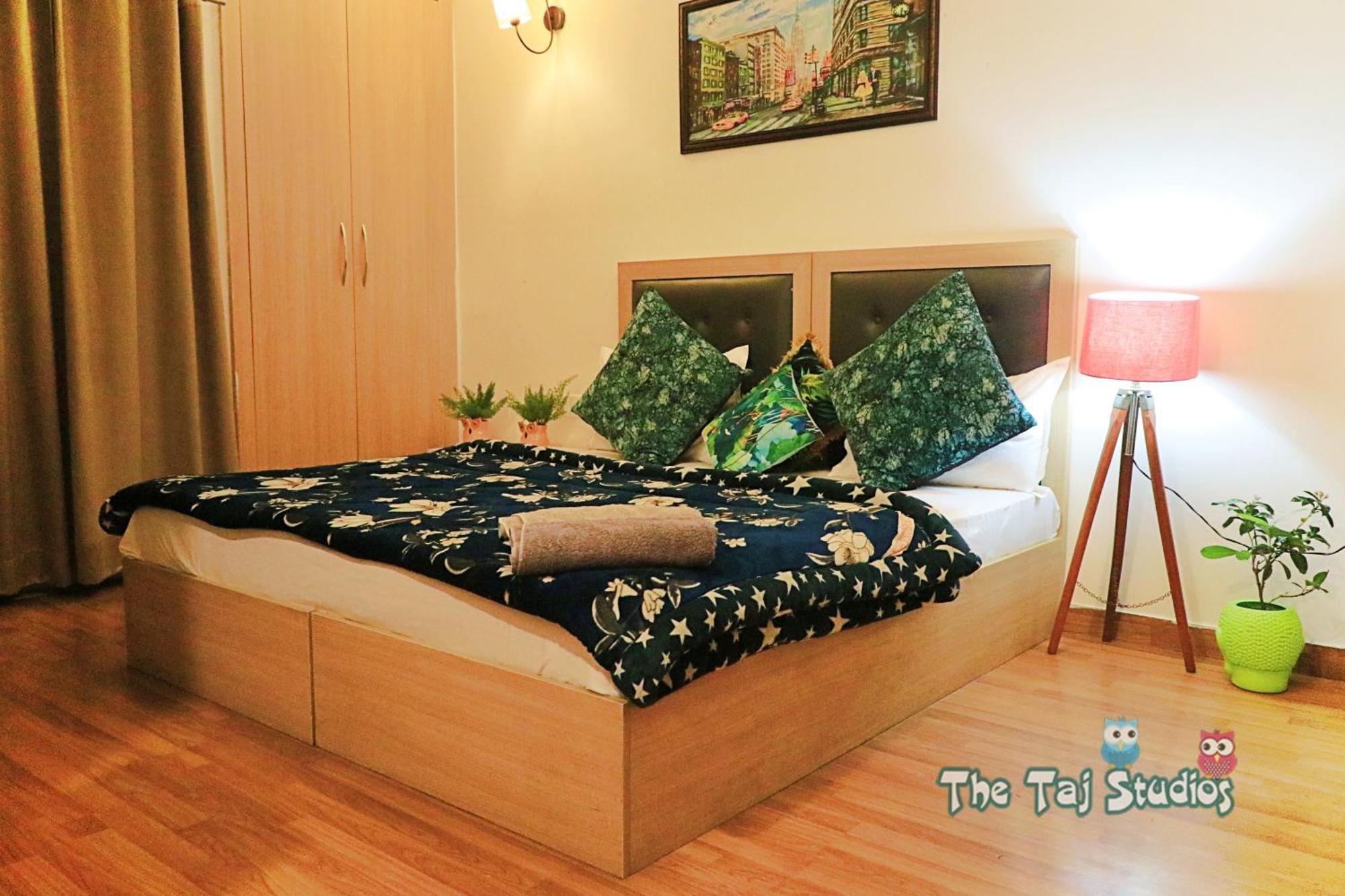 Top Luxury & Couple Friendly Stay Gp By Taj Suites & Studios #New Year Party & Stay โนอิดา ภายนอก รูปภาพ