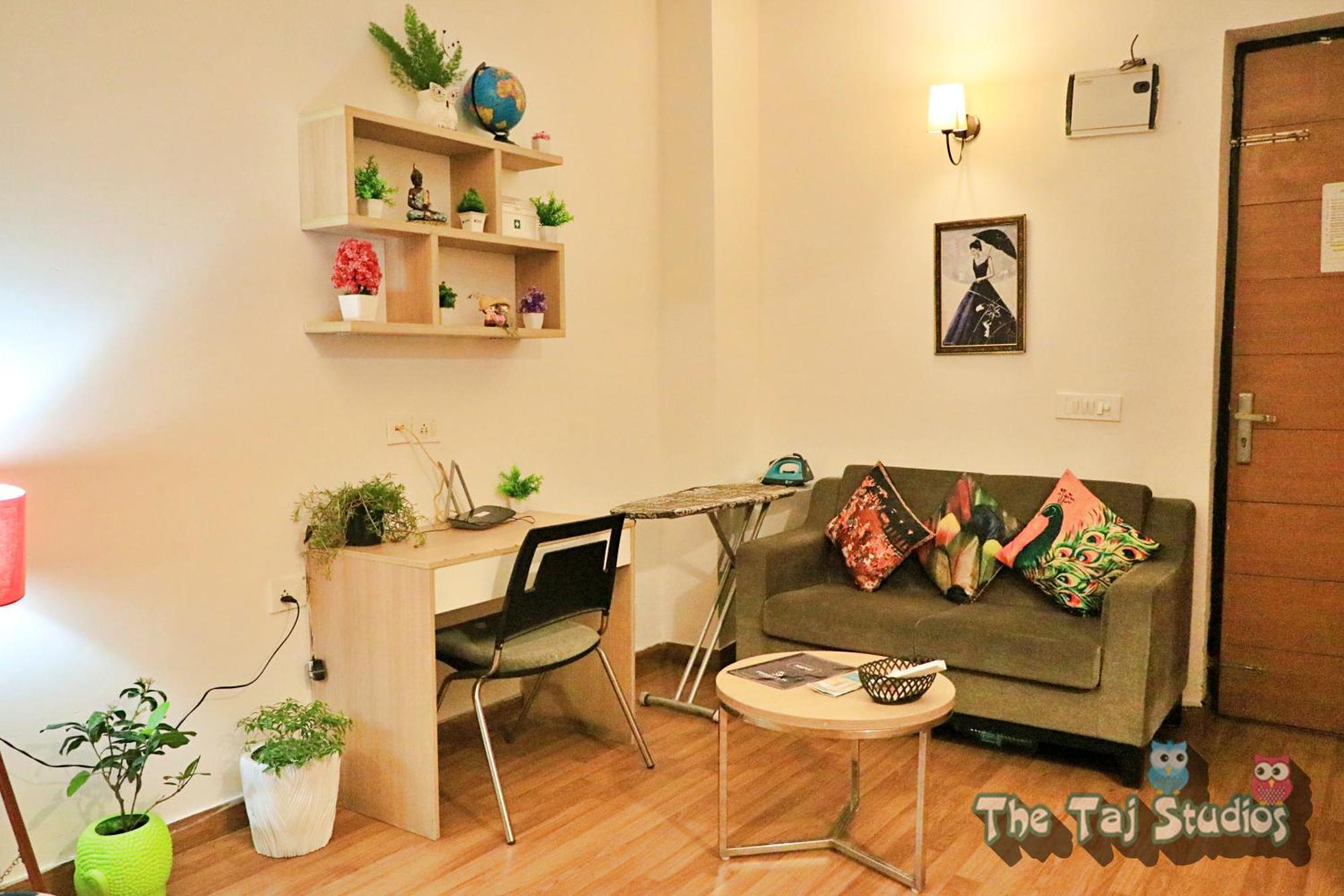 Top Luxury & Couple Friendly Stay Gp By Taj Suites & Studios #New Year Party & Stay โนอิดา ภายนอก รูปภาพ
