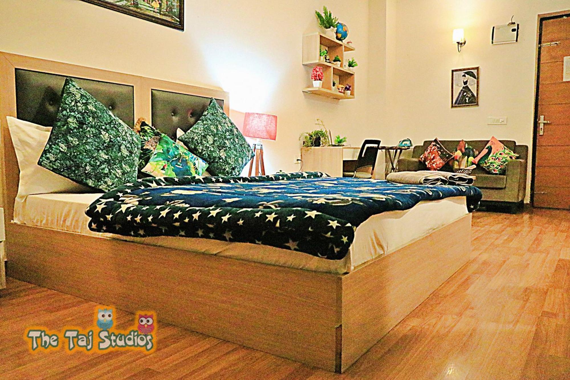 Top Luxury & Couple Friendly Stay Gp By Taj Suites & Studios #New Year Party & Stay โนอิดา ภายนอก รูปภาพ
